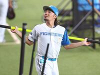 調整する伊藤（撮影・中島達哉）