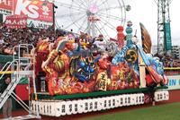 ＴＯＨＯＫＵ　ＨＥＲＯ　ＲＩＤＥに乗車しポーズを決める村林（中央）＝撮影・佐々木彰尚