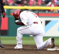 ８回、２点適時二塁打を放ち喜ぶ村林（撮影・佐々木彰尚）