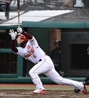 ８回、勝ち越し２点適時二塁打を放つ村林