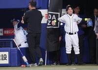 ストレッチする井上監督（左）の横でストレッチするぺこぱの松陰寺太勇（撮影・西岡正）