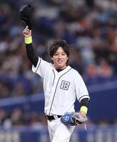 始球式を務め、手を振るお笑いコンビ「ぺこぱ」の松陰寺太勇