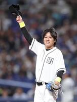 始球式を終え、帽子を振るぺこぱの松陰寺太勇（撮影・西岡正）