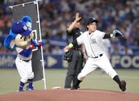 ドアラが見守る前で始球式するぺこぱの松陰寺太勇（撮影・西岡正）