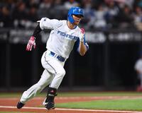 ２回、二塁打を放つ西川（撮影・中島達哉）