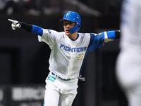 ２回、２ランを放ち、ベンチに向かってポーズをとる奈良間（撮影・中島達哉）