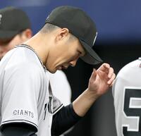 ５回、厳しい表情でベンチへ戻る則本（撮影・西岡正）