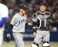 ５回、２ランを浴びるも、山瀬（右）をねぎらう則本（撮影・西岡正）