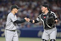 ２回を無失点に抑え、山瀬（右）とタッチを交わす則本（撮影・西岡正）