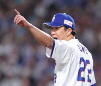 ２回、ダルベックの三塁への打球を好捕した福永をねぎらう大野（撮影・西岡正）