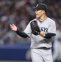 １回を無失点に抑え、グラブをたたきながら、ベンチへ戻る則本（撮影・西岡正）