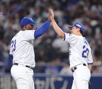 完投勝利でサノー（左）とタッチを交わす大野（撮影・西岡正）