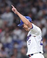 完投勝利を挙げ、笑顔で指を立てる中日・大野雄大＝バンテリンドームナゴヤ（撮影・西岡正）