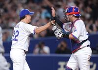 完投勝利で木下（右）と喜び合う大野（撮影・西岡正）