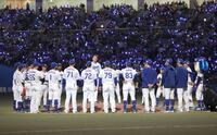 試合後の円陣の中心で話す大野（撮影・西岡正）