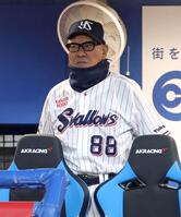 ７回、険しい表情の池山監督（撮影・石井剣太郎）