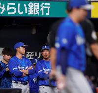 ２回、ベンチで厳しい表情の相川監督（左）＝撮影・西田忠信