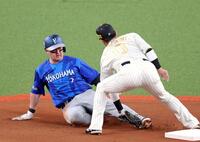 １回、二盗に失敗する牧（撮影・立川洋一郎）