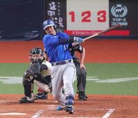 ４回、適時二塁打を放つ宮崎（撮影・立川洋一郎）