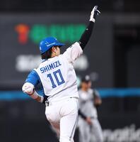 ６回、２ランを放ち、指を突き上げる清水（撮影・中島達哉）