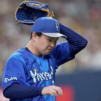 １回、３点を先制され、ベンチへ戻る竹田（撮影・田中太一）