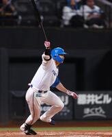 ２回、右前適時打を放つ西川（撮影・中島達哉）