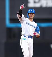 ２回、二塁打を放ち、ベンチに向かってポーズをとる西川（撮影・中島達哉）