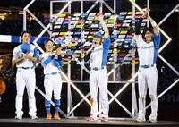 スタンドのファンの歓声に応える（左から）野村、奈良間、西川、清水（撮影・中島達哉）