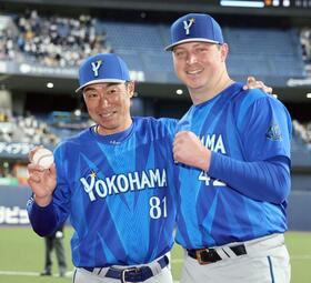 　初勝利を挙げた相川監督とコックス（撮影・田中太一）