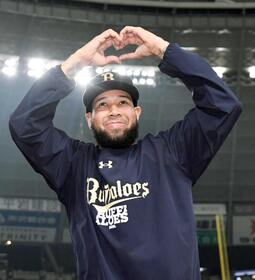 　完封勝利を挙げ、ハートマークを作るエスピノーザ（撮影・佐藤厚）