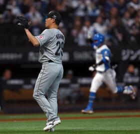 ２回、奈良間（奥）に２ランを浴びる西野（撮影・中島達哉）