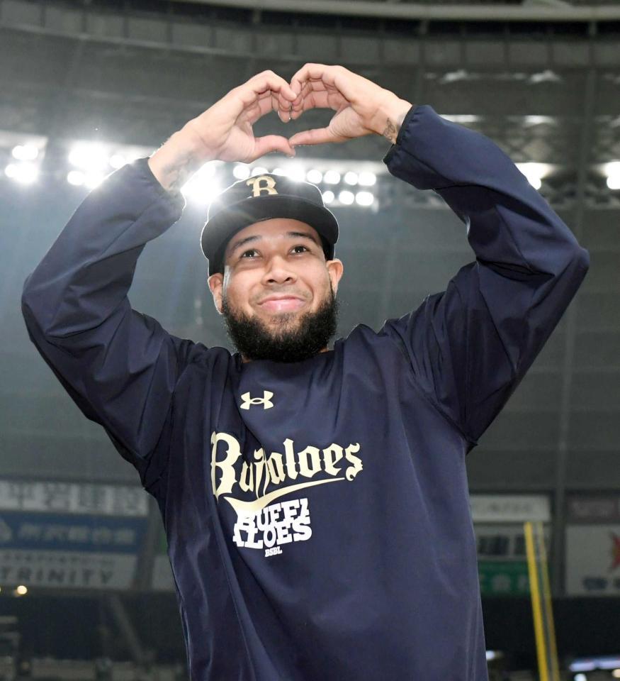 　完封勝利を挙げ、ハートマークを作るエスピノーザ（撮影・佐藤厚）