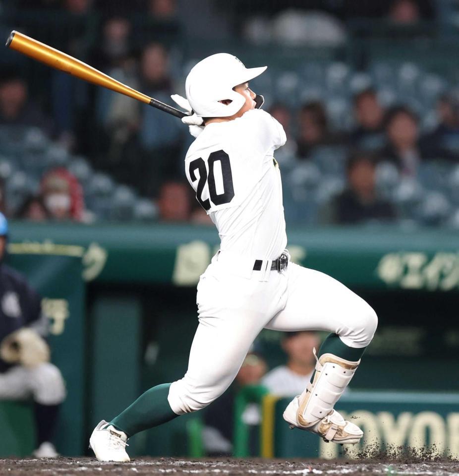 　九州国際大付戦で８回に３ランを放つ専大松戸・吉田＝３月２６日