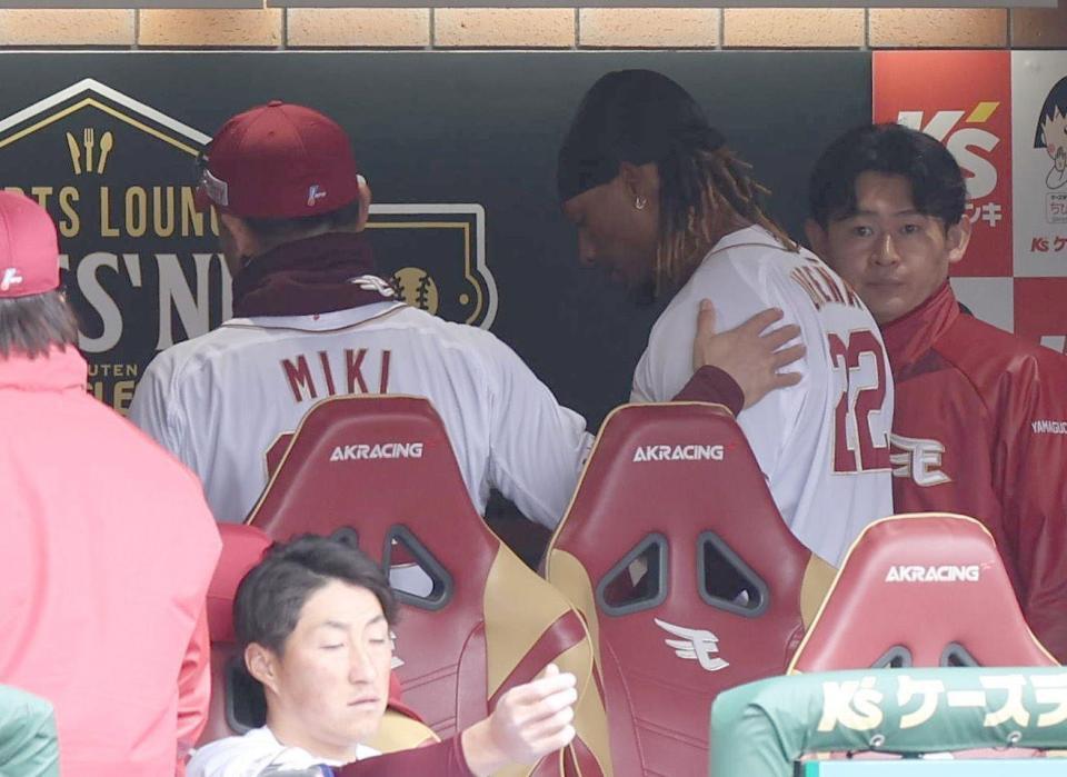 ５回、三木監督（左）から声をかけられるウレーニャ（撮影・佐々木彰尚）