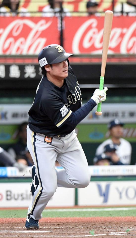 ５回、大城は右前に逆転の２点適時打を放つ（撮影・佐藤厚）