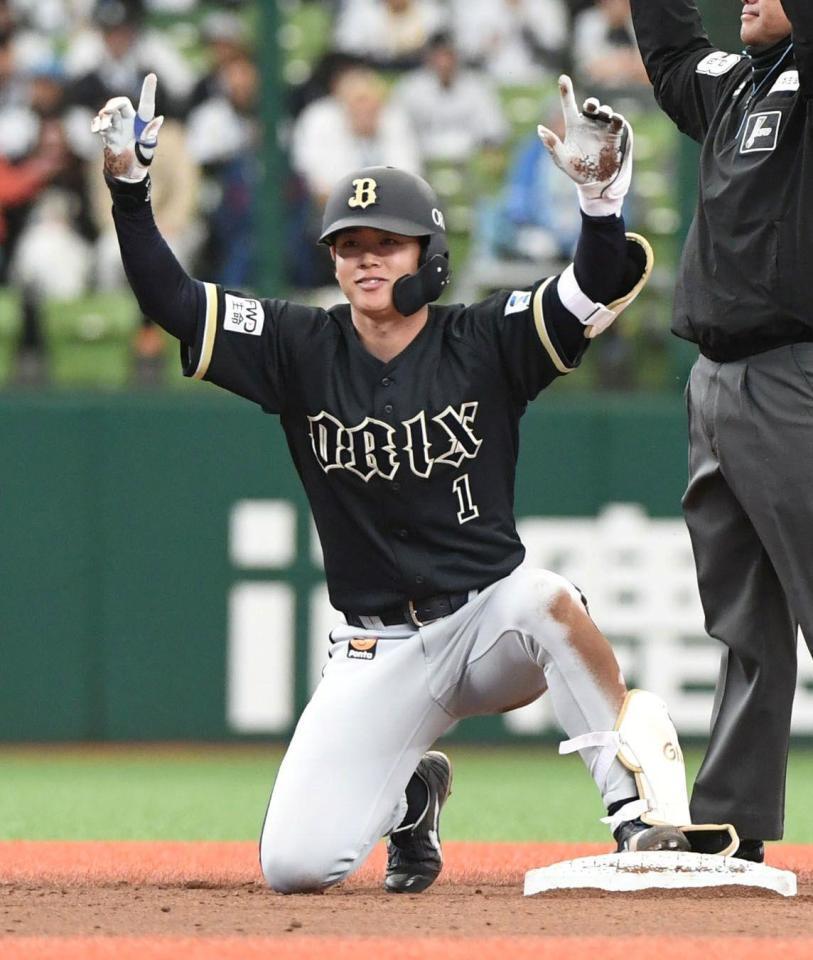 ６回、太田は右翼へ適時二塁打を放ち、ガッツポーズ（撮影・佐藤厚）