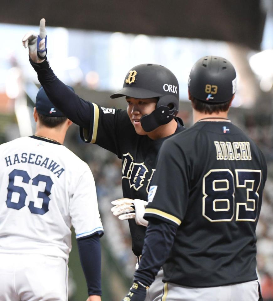 ８回、太田は左前適時打を放つ（撮影・佐藤厚）