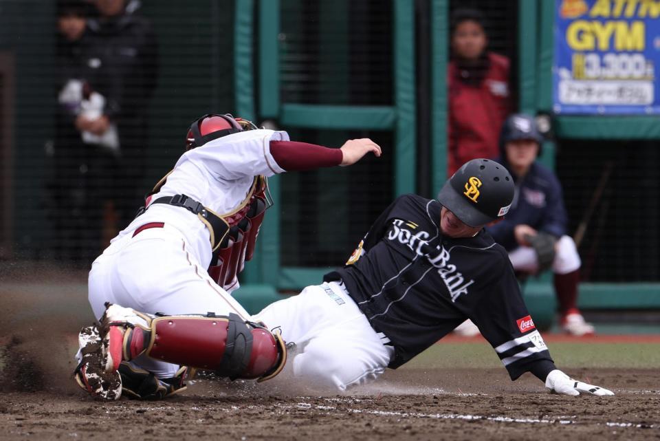 ４回、今宮の左前適時打で二走・牧原大が生還（捕手・伊藤光）＝撮影・佐々木彰尚