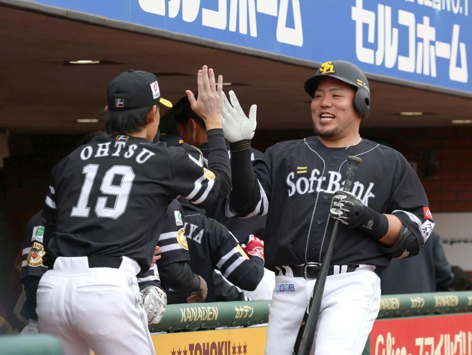 ８回、同点ソロを放ち大津（左）に出迎えられる山川（撮影・佐々木彰尚）