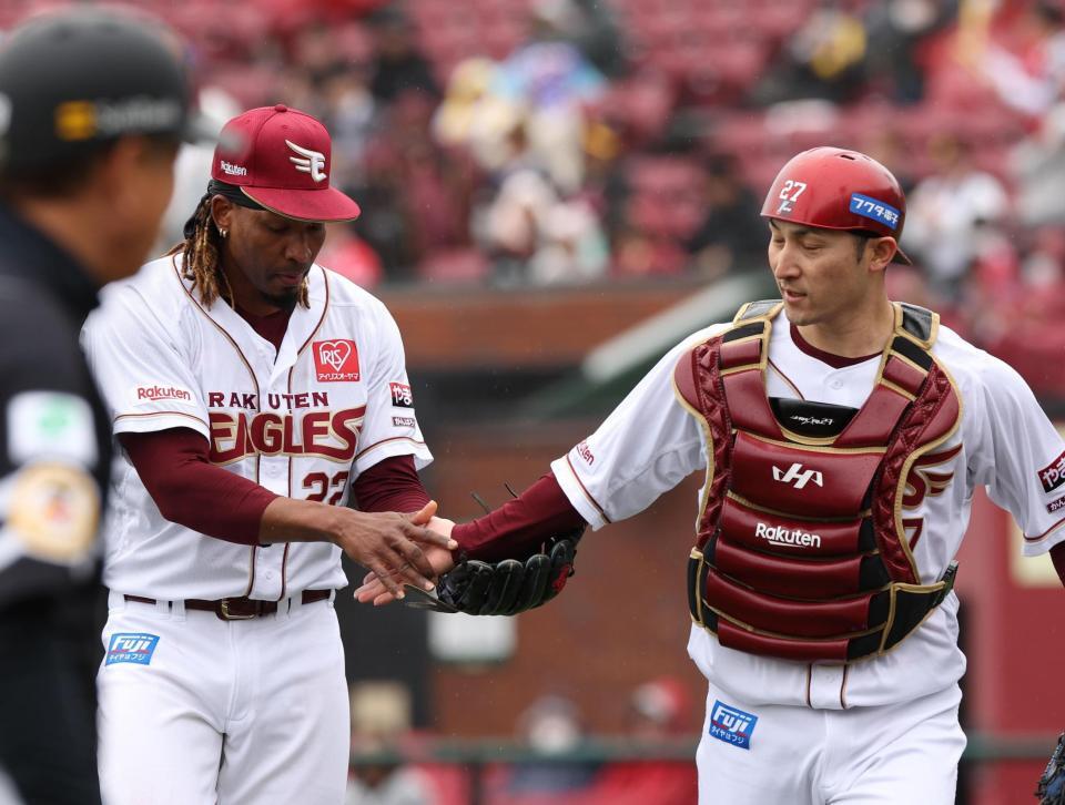 １回、楽天・伊藤光（右）とタッチをするウレーニャ（撮影・佐々木彰尚）