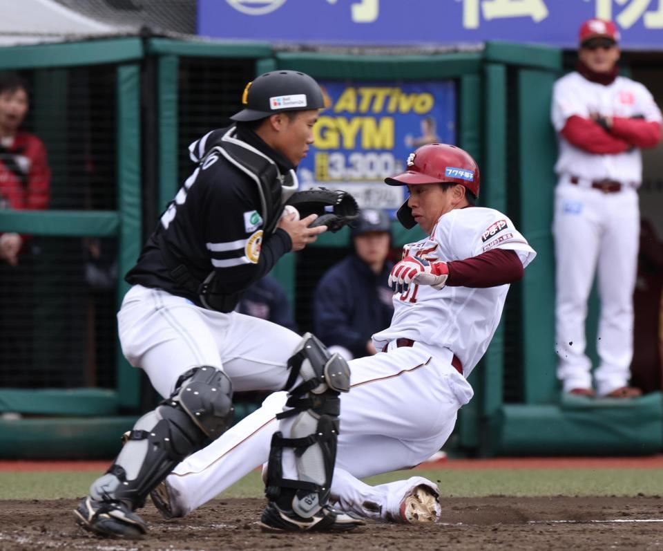 ５回、小深田のスクイズで三走・小郷が生還（捕手・海野）＝撮影・佐々木彰尚