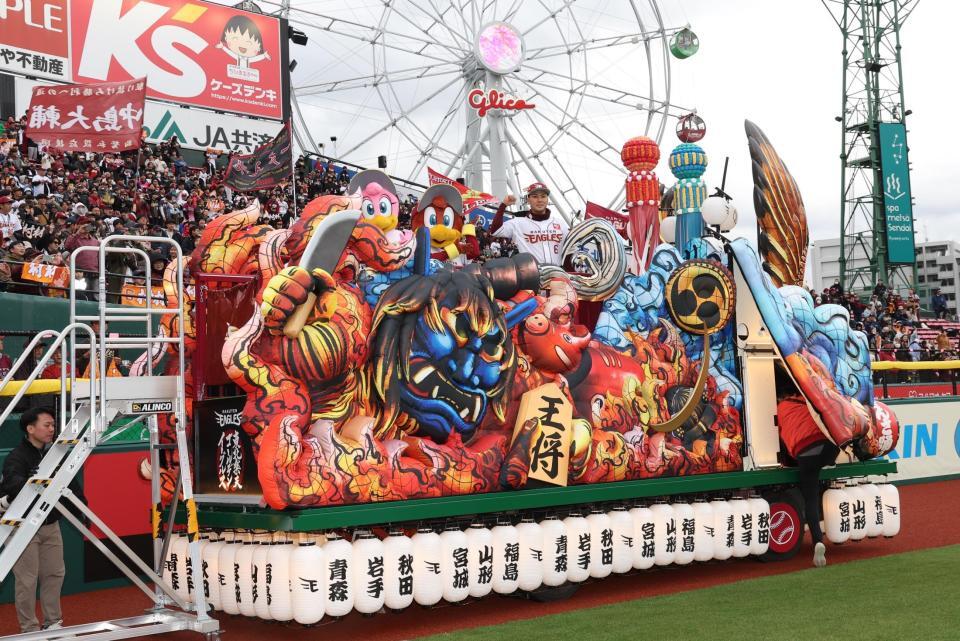 ＴＯＨＯＫＵ　ＨＥＲＯ　ＲＩＤＥに乗車しポーズを決める村林（中央）＝撮影・佐々木彰尚