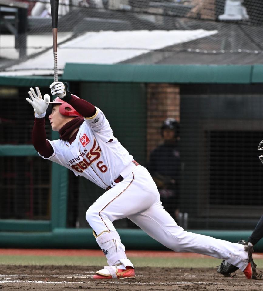 ８回、勝ち越し２点適時二塁打を放つ村林