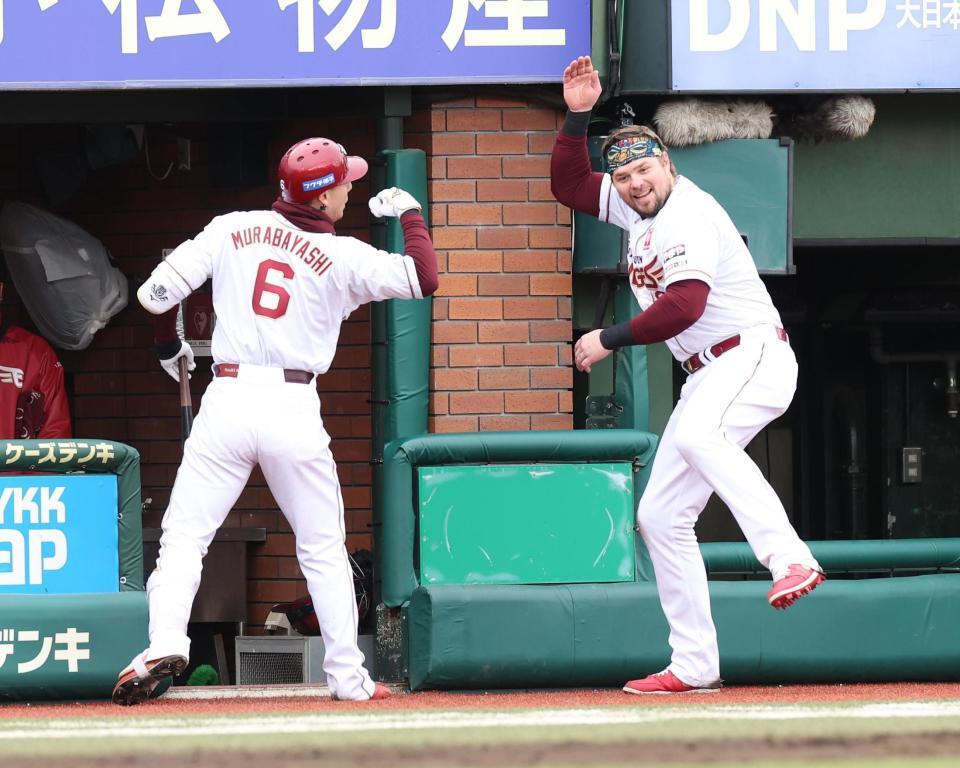 ７回、左越えにソロを放ちボイト（右）とポーズを決める村林（撮影・佐々木彰尚）