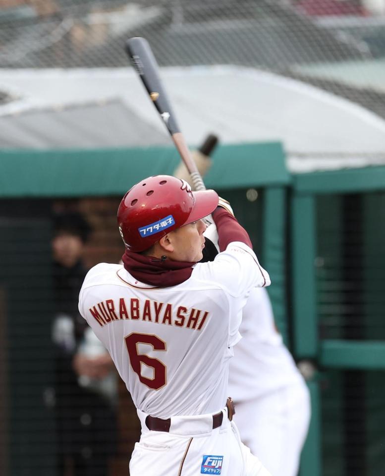 ７回、村林一輝は左越えにソロを放つ（撮影・佐々木彰尚）