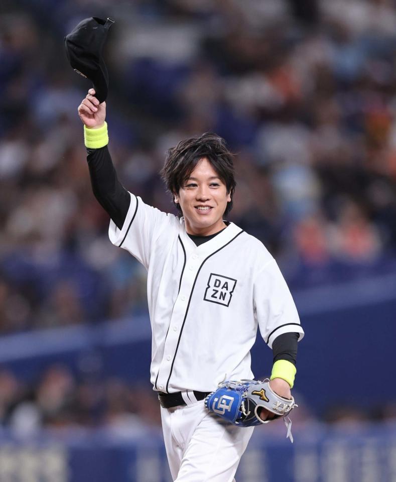 始球式を務め、手を振るお笑いコンビ「ぺこぱ」の松陰寺太勇