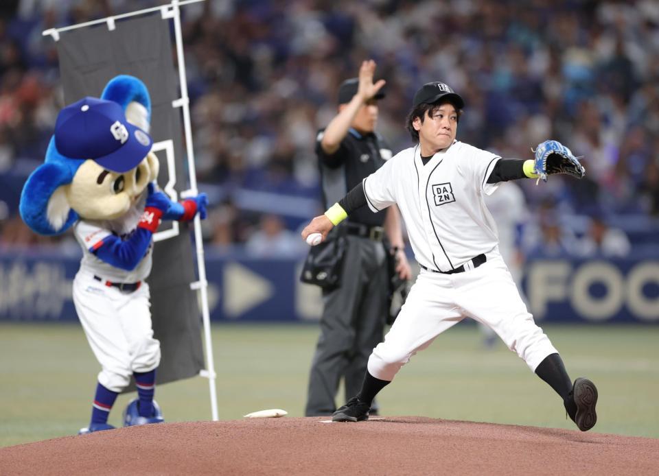 ドアラが見守る前で始球式するぺこぱの松陰寺太勇（撮影・西岡正）