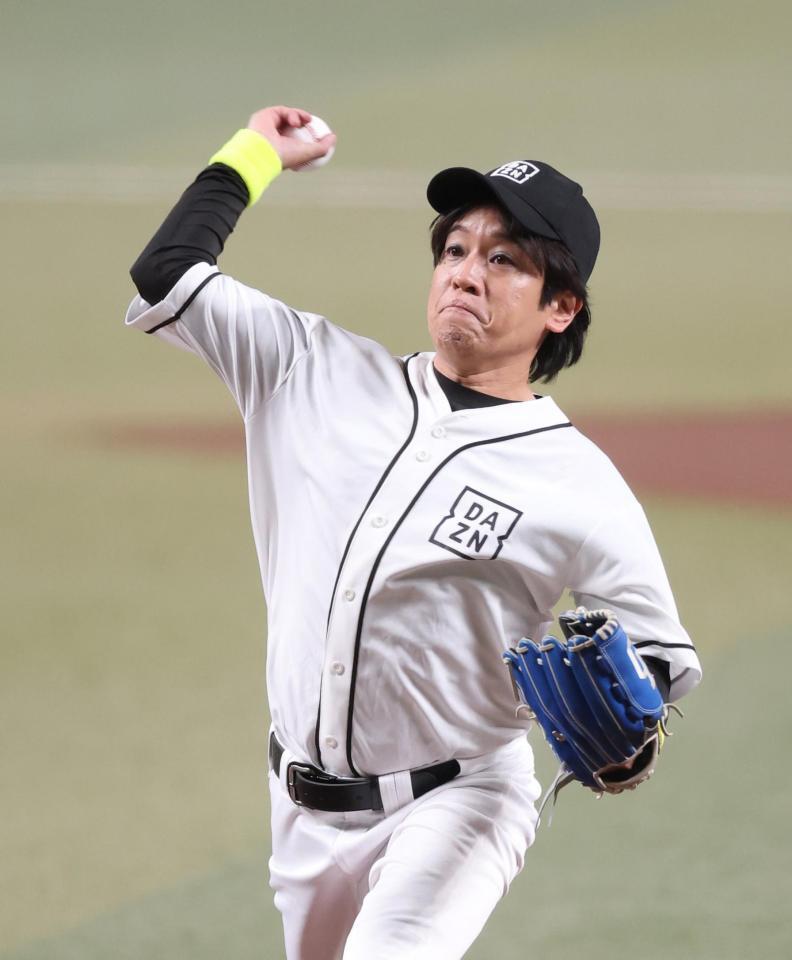 始球式を務めるお笑いコンビ「ぺこぱ」の松陰寺太勇