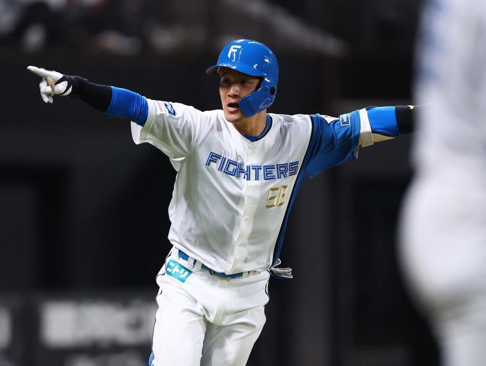 ２回、２ランを放ち、ベンチに向かってポーズをとる奈良間（撮影・中島達哉）