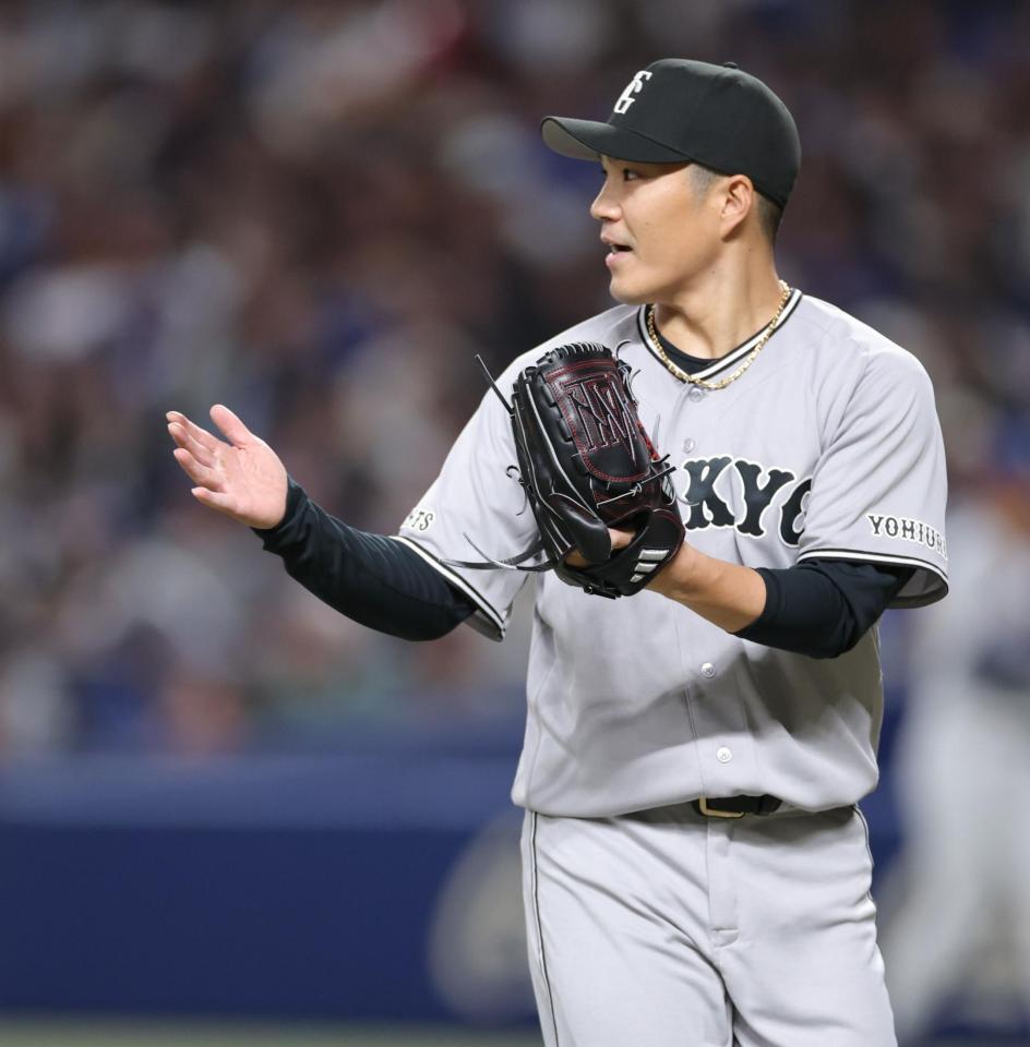 １回を無失点に抑え、グラブをたたきながら、ベンチへ戻る則本（撮影・西岡正）